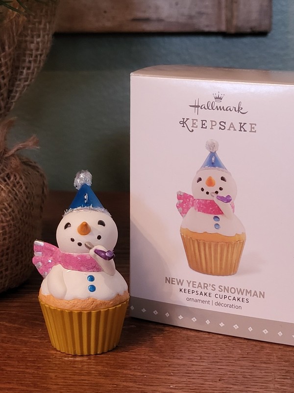Hallmark Ornament - "NEW YEAR'S SNOWMAN"  MONTHLY KEEPSAKE CUPCAKES