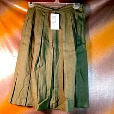 1940  s wool vintage olive green pleated skirt. 26  waist. 23  long. Q.
