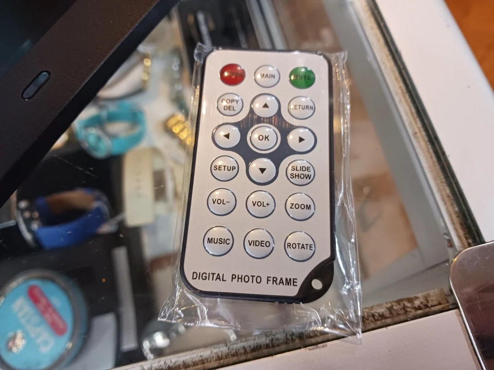 DICK SMITH 8" DIGITAL PHOTO FRAME - PLAYS VIDEOS, MUSIC & PHOTO SLIDESHOWS - Image 4 of 4