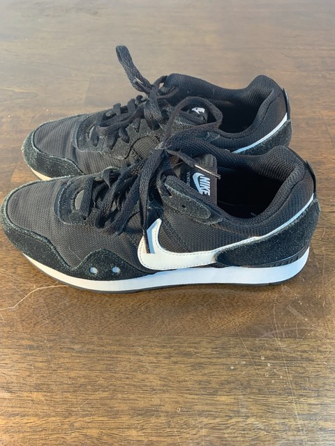 Size 8.5 - Nike Venture Runner Light 