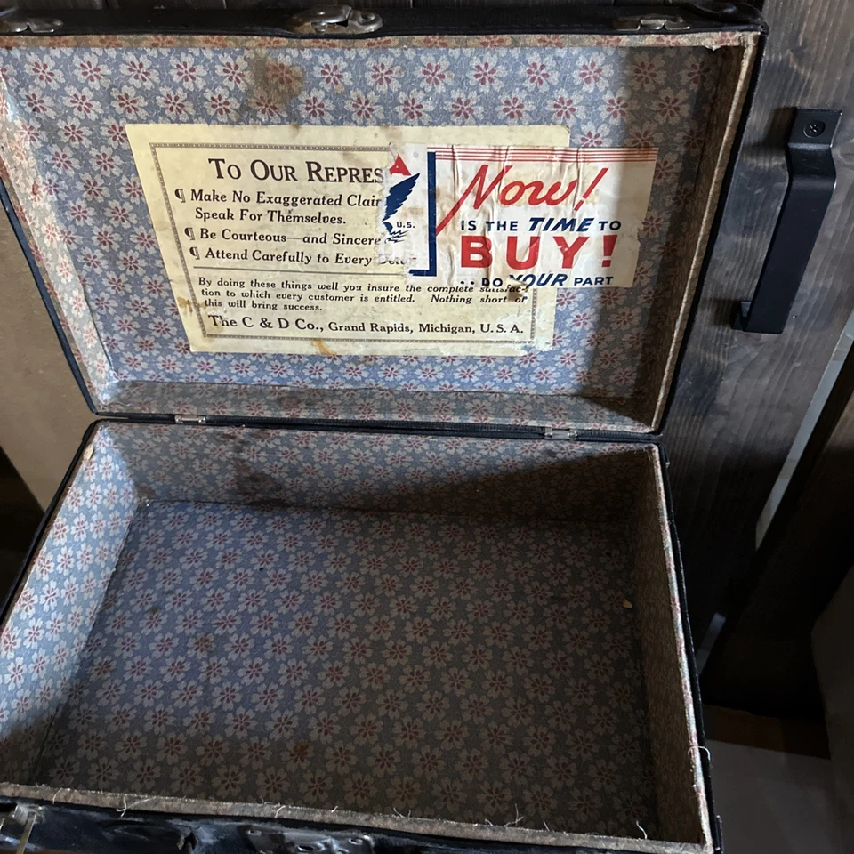 Baúl tamaño maleta de colección con bandas de metal azul y madera negra, 18”x12”x7” Foto 2 de 4