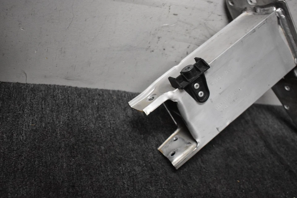 AUDI RS7 2014-2018 BASE LATERAL DERECHO PARACHOQUES SOPORTE FÁBRICA OEM Foto 2 de 4