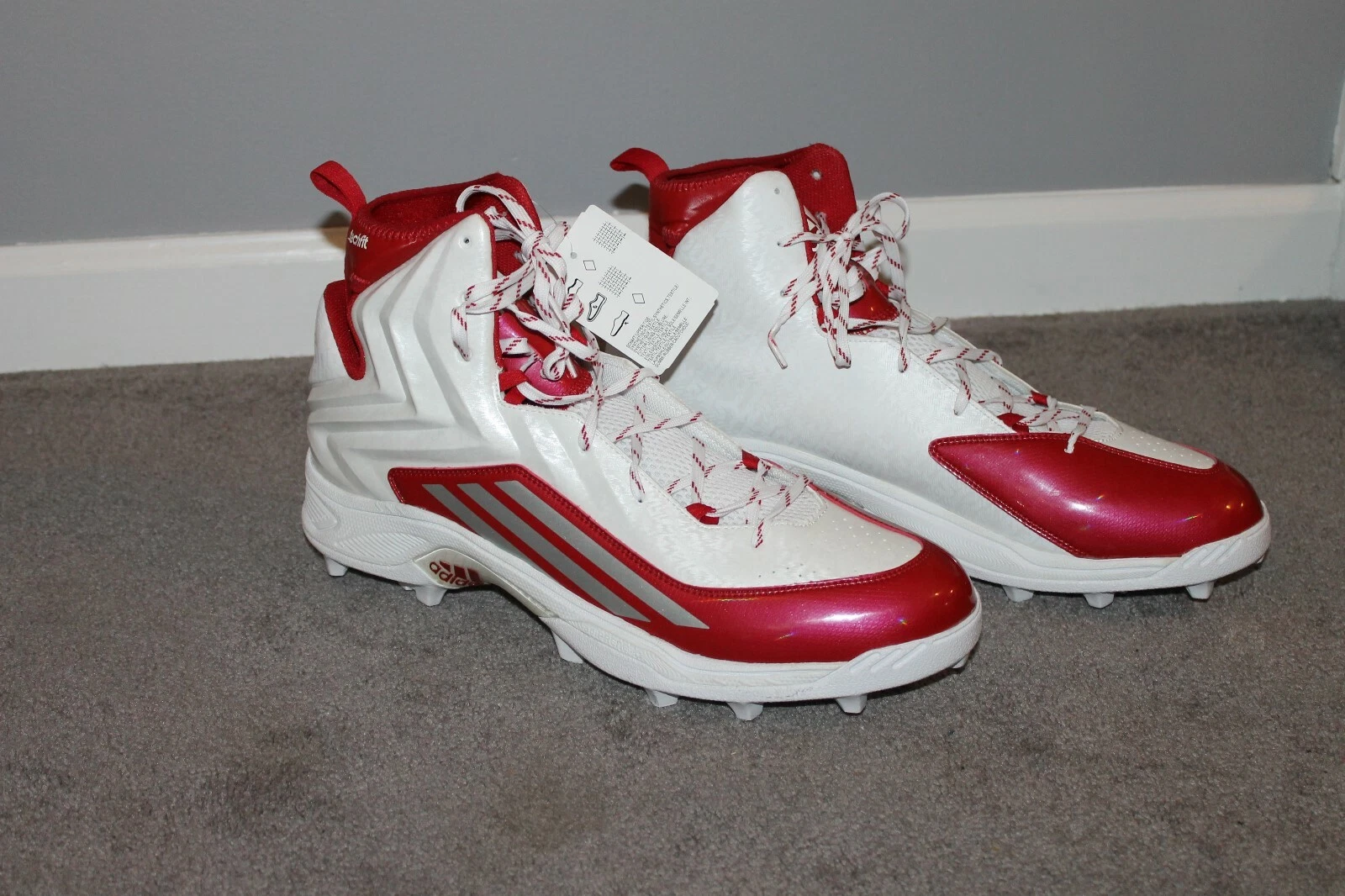 Tacchetti da calcio Adidas. Taglia US 16 da uomo. Top alto bianco e rosso nuovo con etichette.