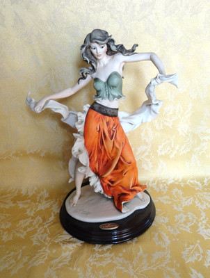 Giuseppe Armani Italy Status Figurine - ''Esmeralda'' 0198C