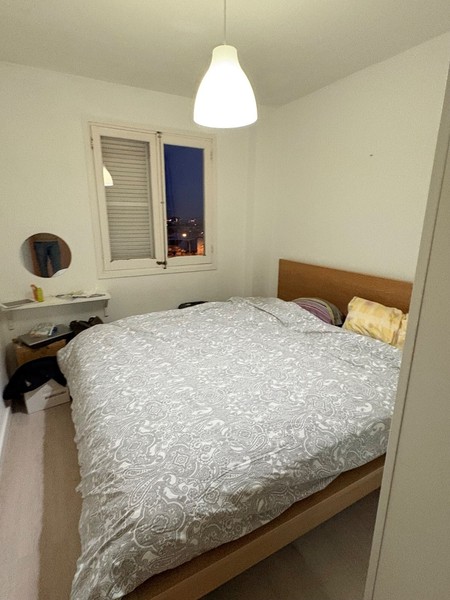 conjunto cama matrimonio de Ikea con estructucra de madera y somier