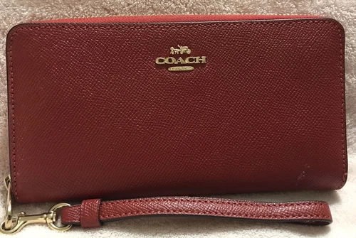 Portafoglio polsino Coach rosso con zip e fisarmonica con accenti oro