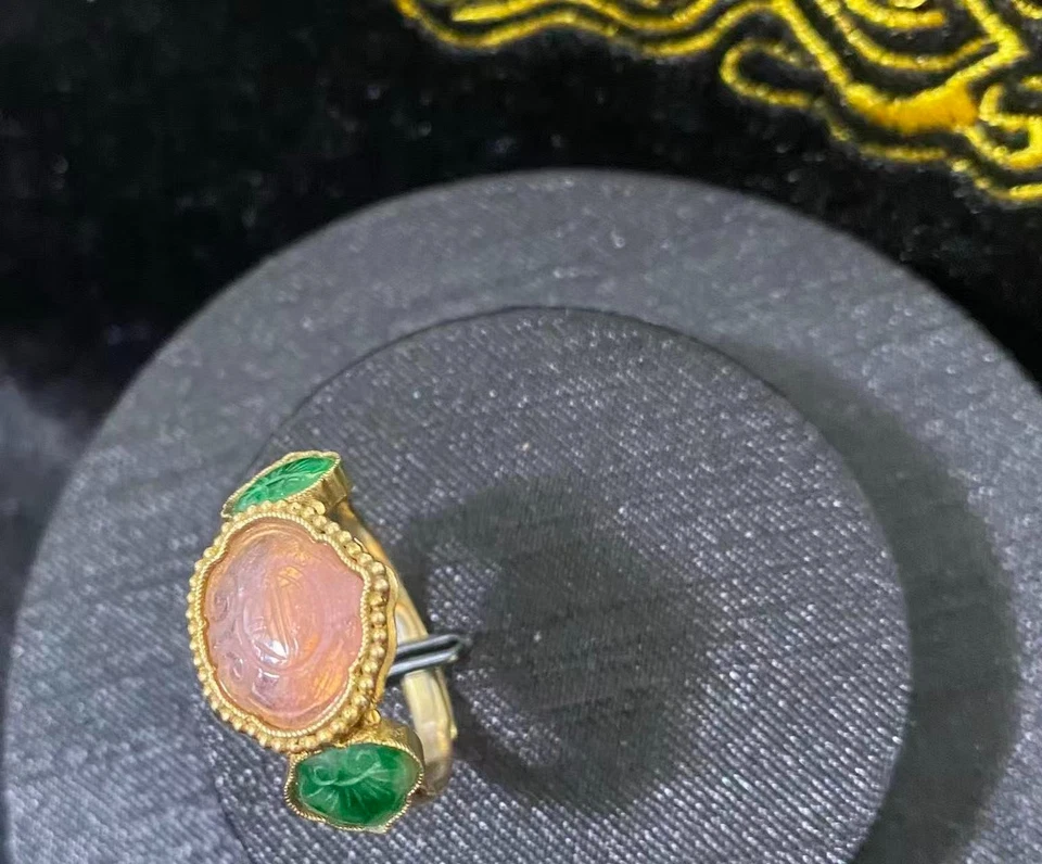 Anillo de plata dinastía Qing china con incrustaciones de turmalina dorada y jade. Foto 2 de 4