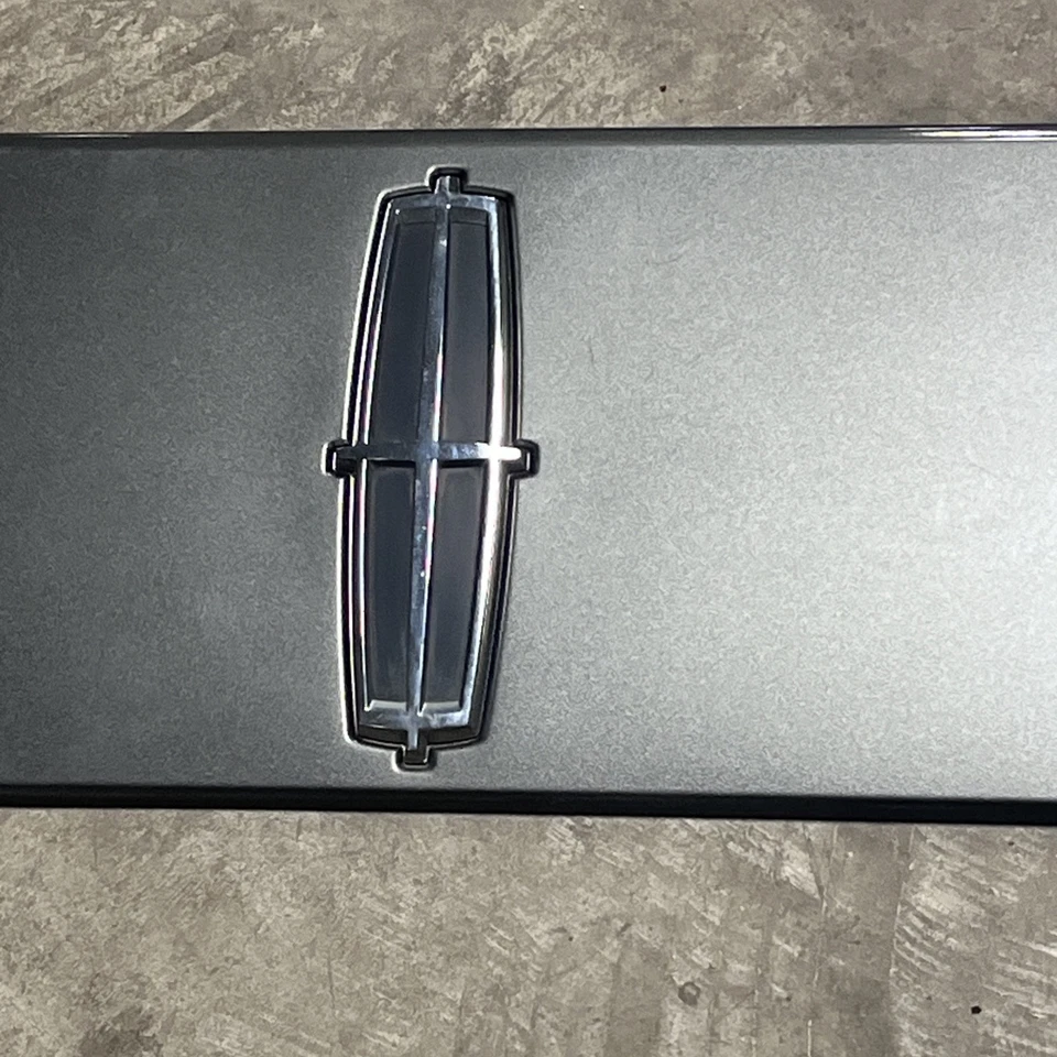 Lincoln Mark LT 2006-2008 puerta trasera moldura emblema gris sombra Foto 3 de 4