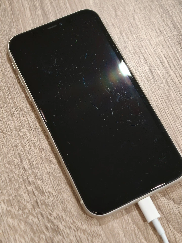 iPhone 11 Unlocked White 64GB Used Scratched/Screenburn - Image 2 of 4