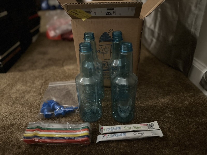 SNOWIE - Little Snowie 4 Bottles, 3 Bottle toppers, 8 Spoons & 2 Flavor Packs