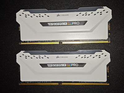 Corsair Vengeance RGB Pro 32GB (2x16GB) DDR4 3200 CL16 RAM White Weiß