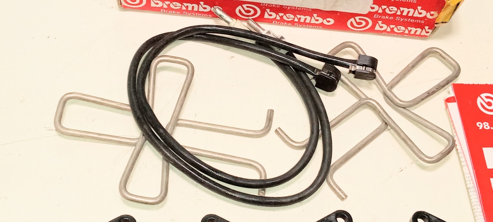 Ferrari 355 Set Rear Brake Pads_Sensors_Clips_Grease_70001697_Brembo_GENUINE