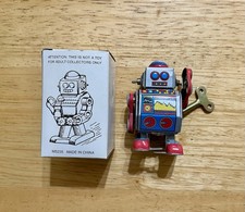 MS235 MS 235 ROBOT, A WIND UP TIN ROBOT