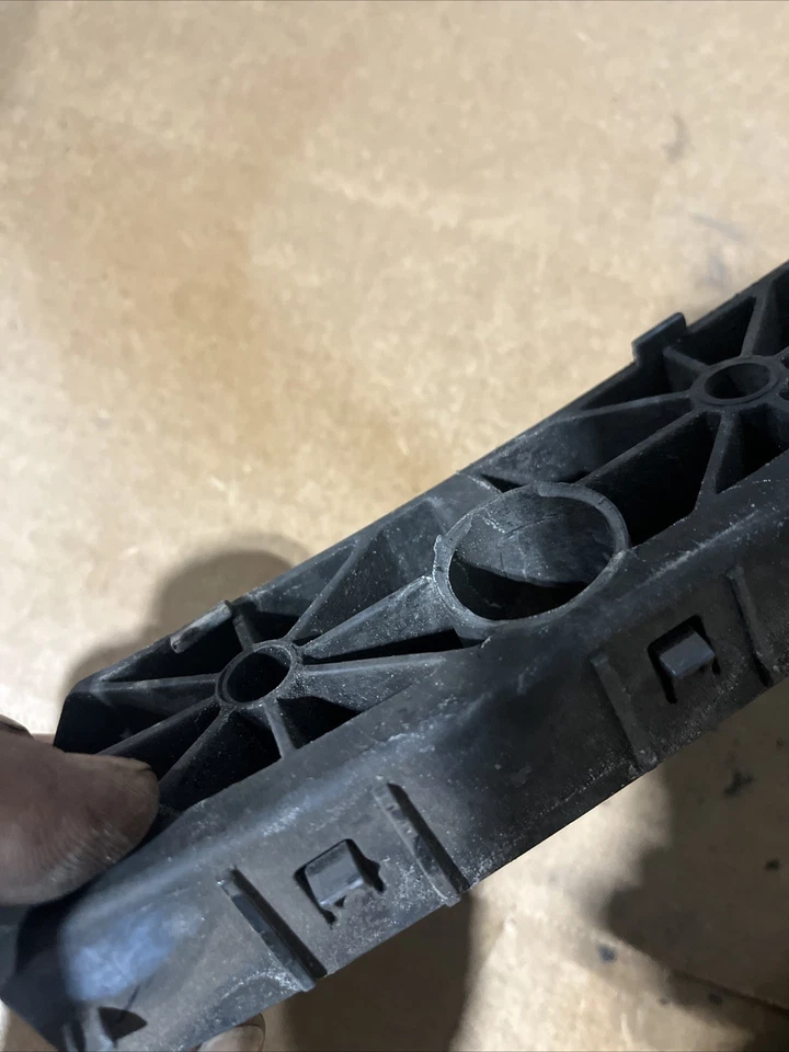 Nissan 370Z 2016 parachoques trasero soporte de retención diestro OEM 2009-2020 Foto 4 de 4