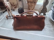 ancienne petite sacoche vintage en cuir ?