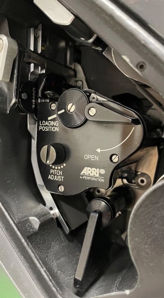 Paquete de cámara ARRI 435ES de 4 perfectos con 3 cargadores de 400 pies y placa de montaje de oro de 24 VG Foto 3 de 4