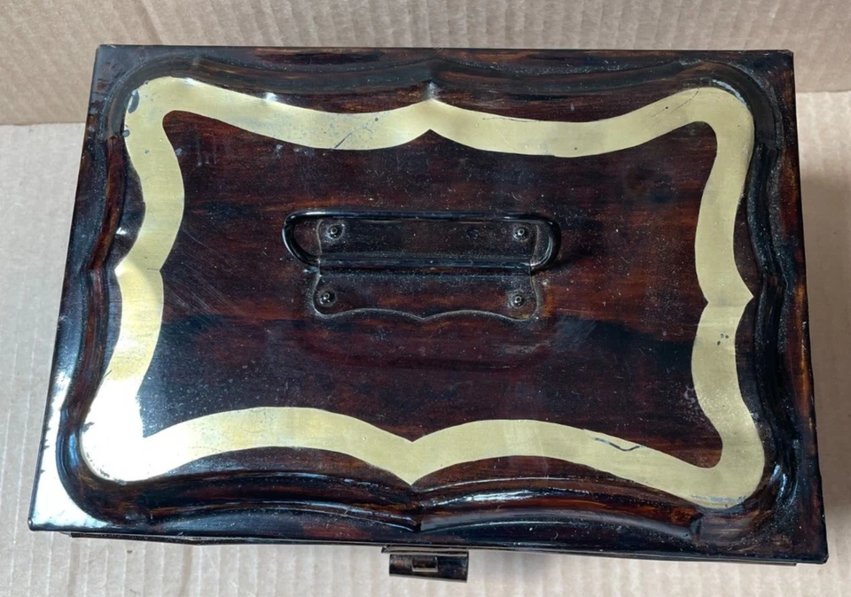 Antigua lonchera Toleware de 1900 con tapa con bisagras negra con diseños dorados 9"x 6,25"x 5" Foto 2 de 4