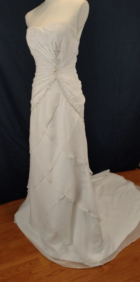 Vestido de noiva tamanho 6 com cadarço nas costas, sem alças, frisado e em camadas por Maggie Sottero - Imagem 3 de 4