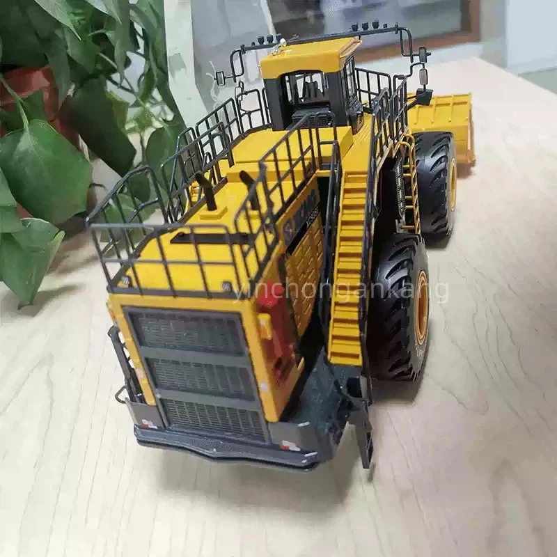 XCMG XC9350 Wheel Loader 1:43 Scale Alloy Construction Machinery Model - Image 3 of 4