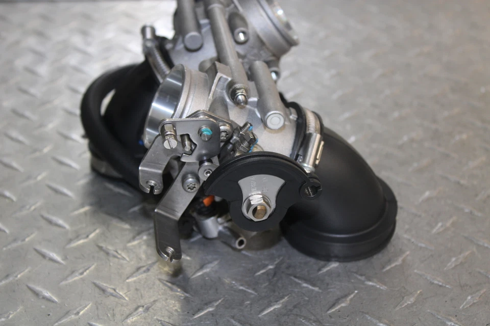 Ducati Monster 696 2009 inyectores de combustible principales/cuerpos del acelerador Foto 4 de 4