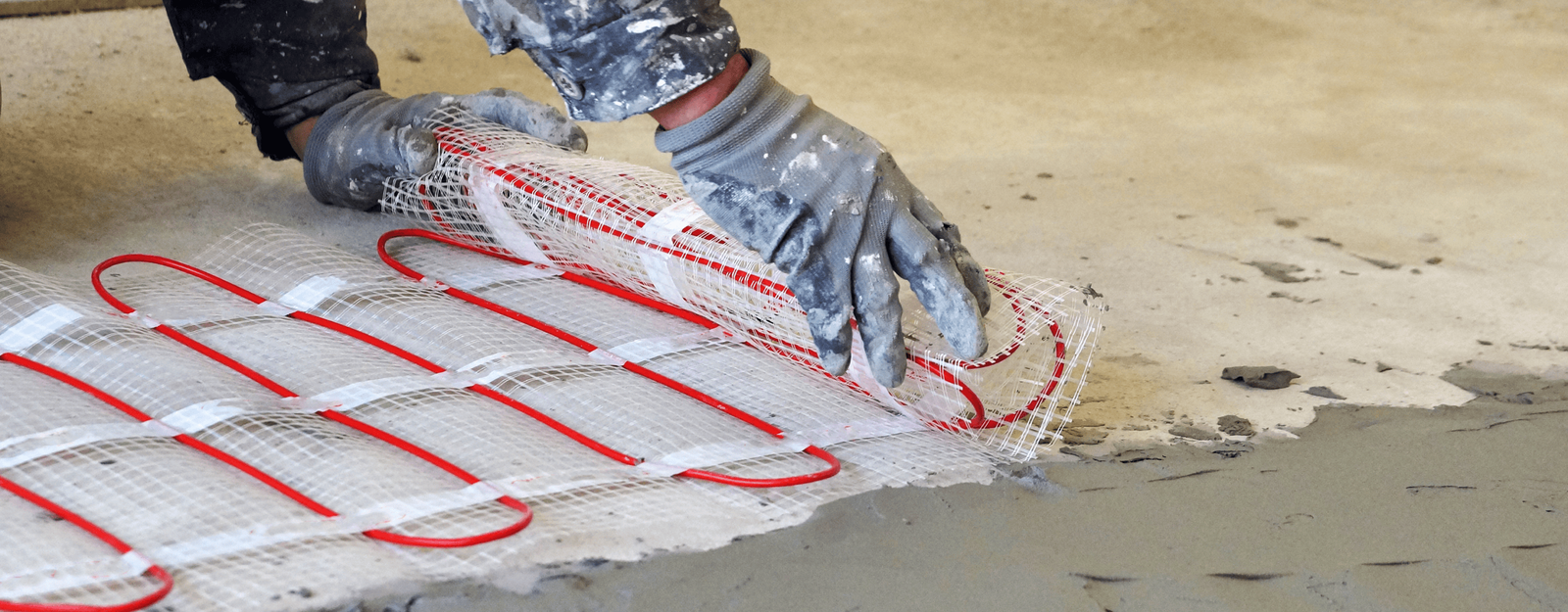 Aufnahme von einer Person, die eine Fußbodenheizung ausrollt