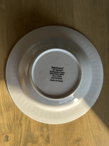 White Oneida Athena Ariel Majesticware 9" Serving Bowl - Picture 2 of 3