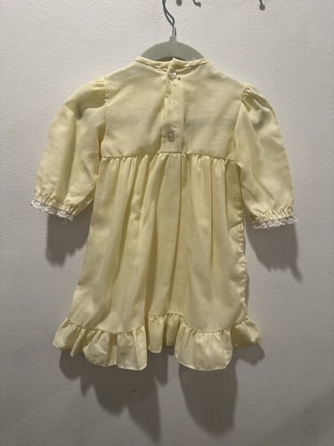 Vestido vintage para bebé niña amarillo encaje ribete volantes dobladillo manga larga años 60/70 - Imagen 3 de 4