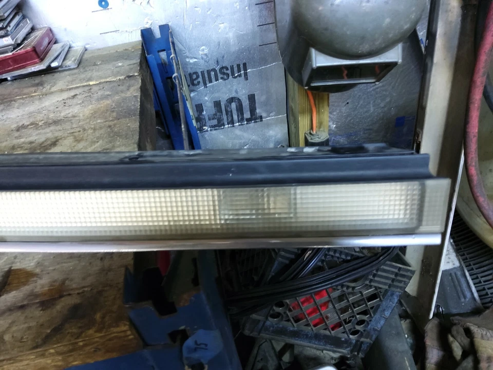OLDSMOBILE 98 REVERSE LIGHT TAIL PANEL ASSEMBLY WITH BULBS 1991,1992,1993 - Image 4 of 4