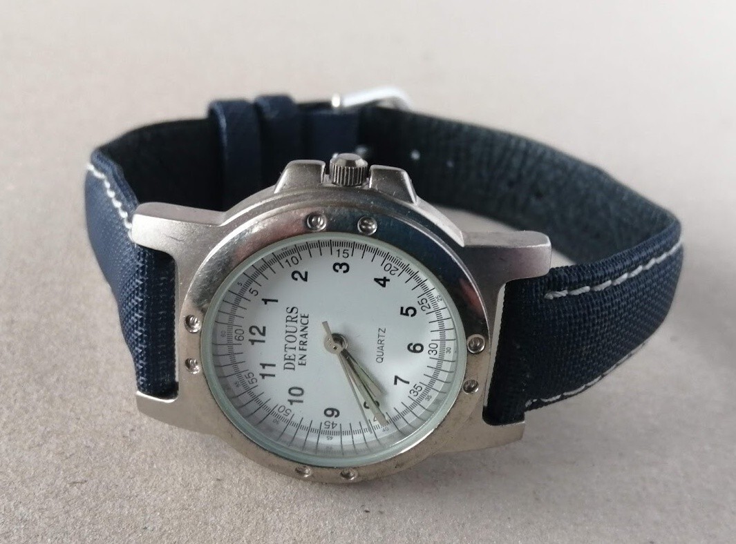 Montre Vintage Detours En France - Quartz, Boîtier Argenté 33 Mm, Bracelet Cuir Marron - Occasion