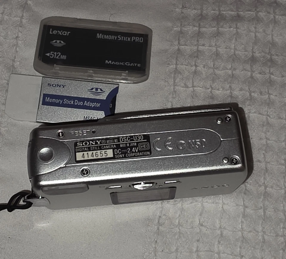 Vintage SONY Cyber-shot U DSC-U30 + 2 Memory Sticks BAG WORKS Digital CAMERA  - Image 4 of 4