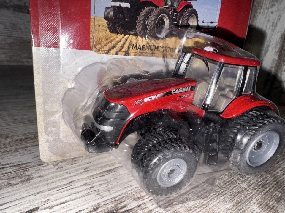 1/64 Scale Case Magnum 370 CVT Tractor With Front And Rear Duals Ertl Die-cast - Image 3 of 4