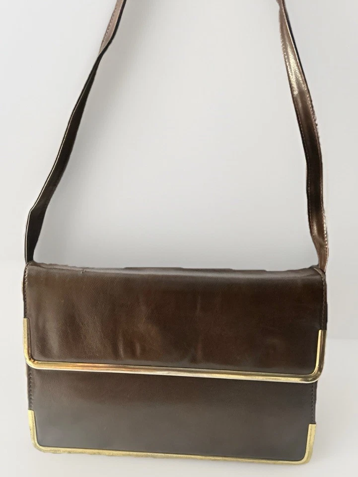 Bolso sin asas de hombro vintage Markay de cuero marrón con adornos de latón años 50 EE. UU. MB Logo Foto 2 de 4