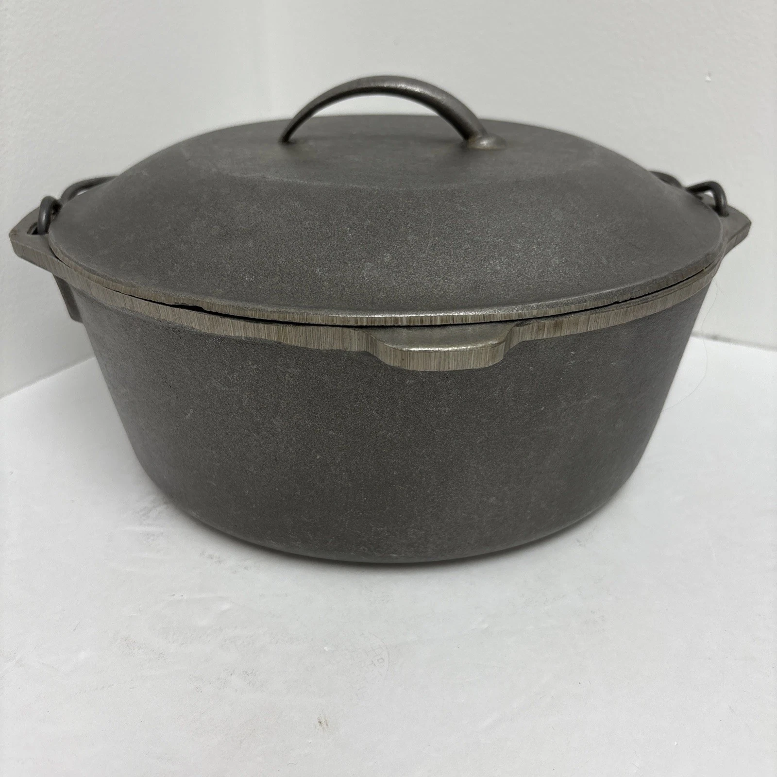 VINTAGE LODGE CAST IRON DUTCH OVEN #8 10 1/4" W/ LID BASTING SPIKES 8DO
