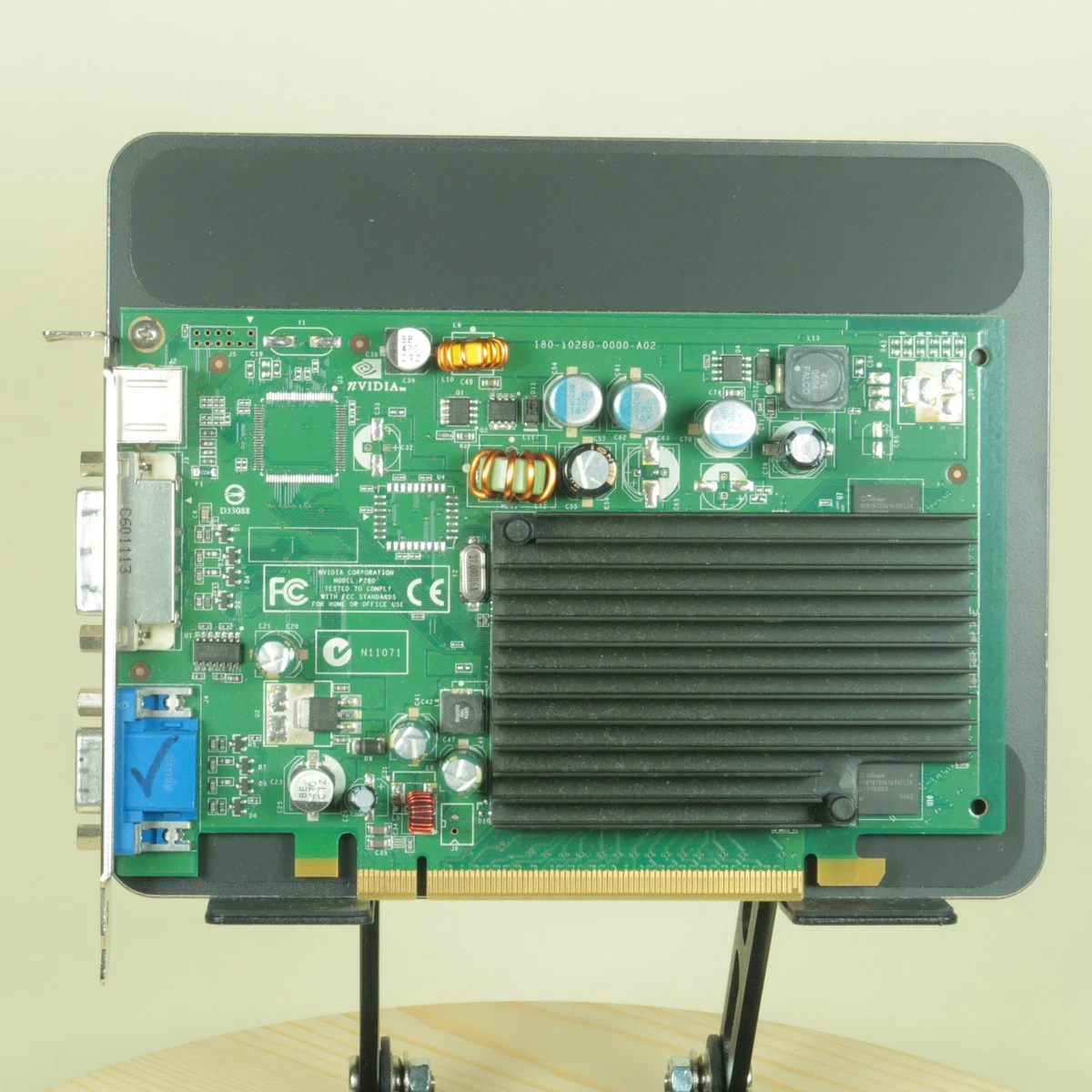 CARTE GRAPHIQUE NVIDIA GEFORCE NV GF7300GS 256MB DDR2 TV DVI VGA PCIE EUR 19,90 - FR