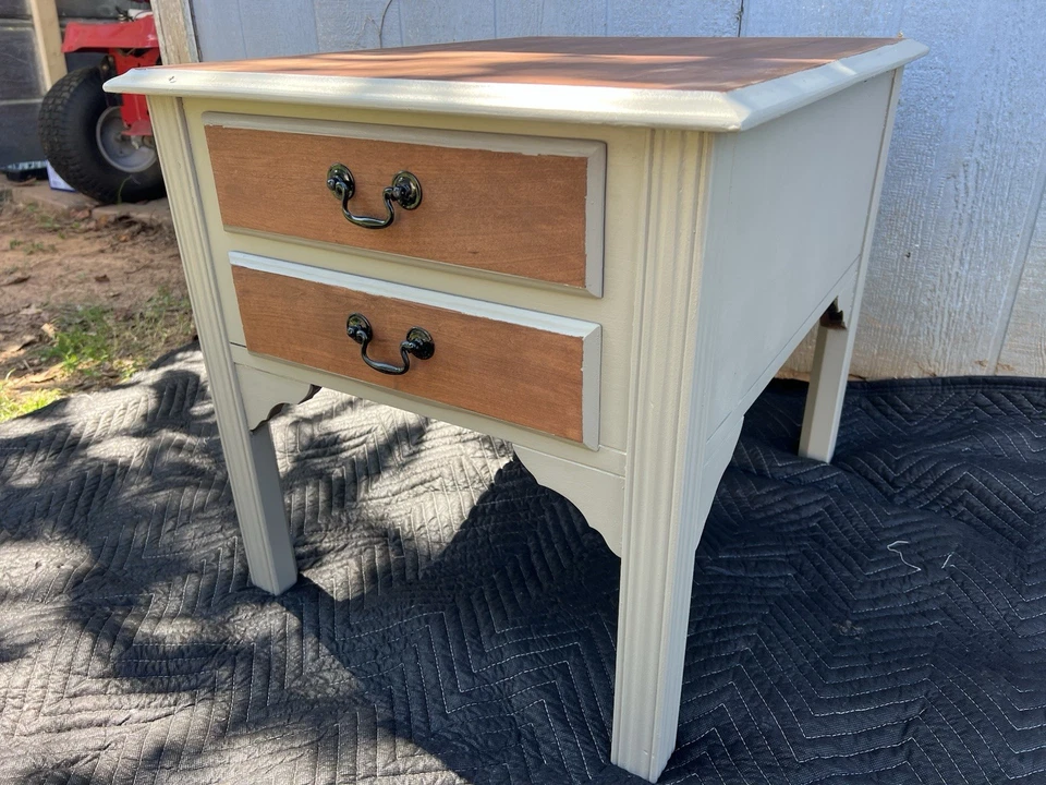 Mesa auxiliar Hickory House Foto 3 de 4