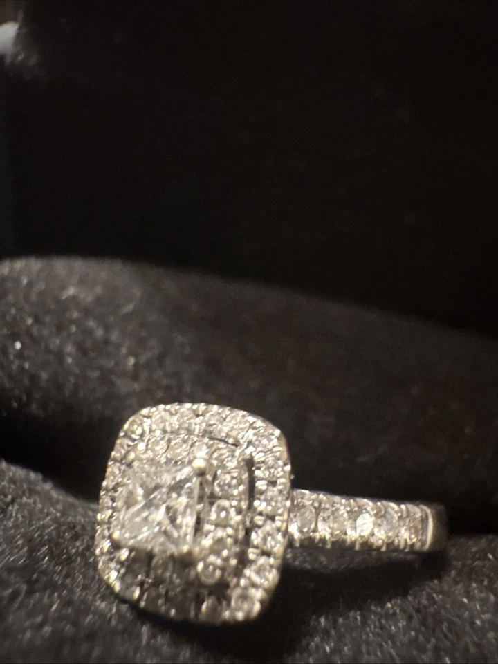 Anillo de compromiso de diamantes de 1/2 quilate doble princesa y oro blanco de 14 quilates talla redonda Foto 4 de 4