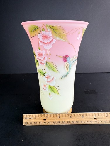 Fenton Kunstglas Burmese Hummingbird Vase handbemalt Künstler signiert 2994 QH - Bild 10 von 10