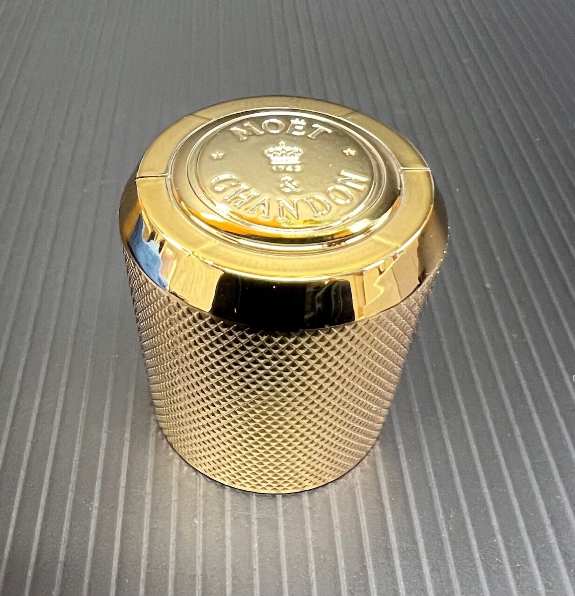 Moët & Chandon ゴールドボトルポーチ Moët & Chandon ゴールドボトルポーチ