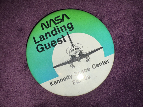 NASA Landing Guest Kennedy Space Center Shuttle, original vintage collector pin - Afbeelding 1 van 3