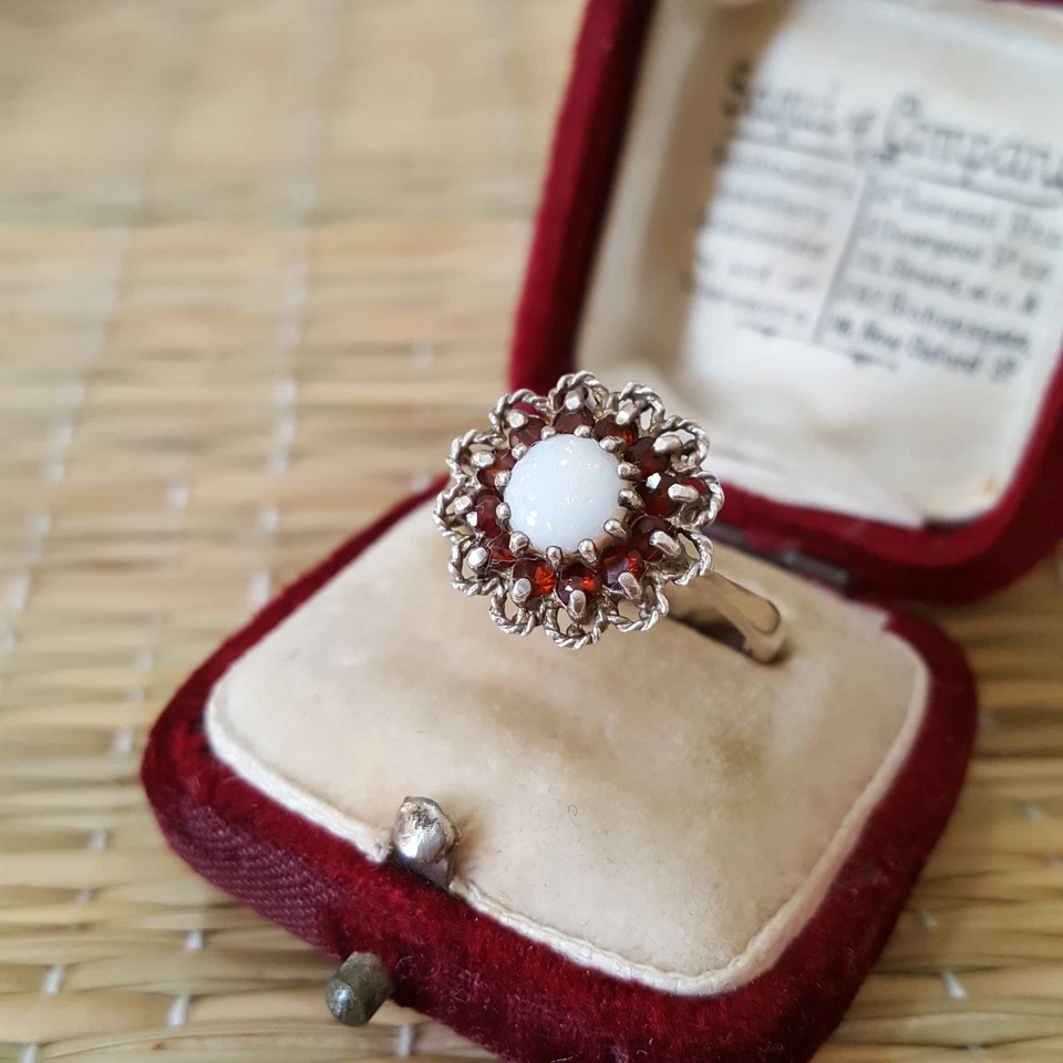 Anillo vintage de plata de ley 925, anillo de ópalo y granate rojo, tamaño O.5 EE. UU. 7.5, 1977 Foto 2 de 4