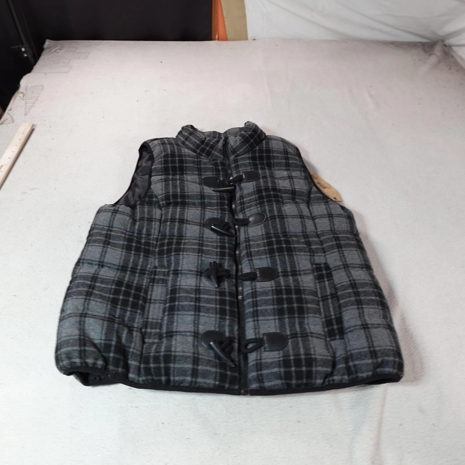 RuffHewn Vest Mens XL Gray Black Plaid Flannel Quilted Toggle Puffer Outdoor