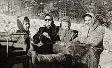 Schwappach 1955 zwei Frauen sitzen lachend mit Kindern im Pferdeschlitten Foto