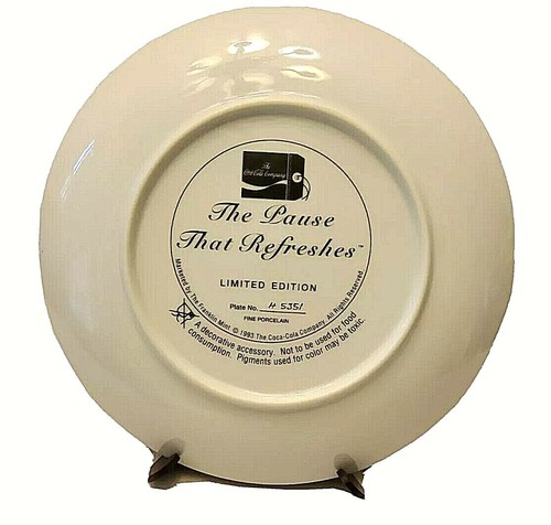 COCA COLA SANTA "THE PAUSE THAT REFRESHES" COLLECTORS PLATE 24 KARAT GOLD TRIM - Picture 2 of 10