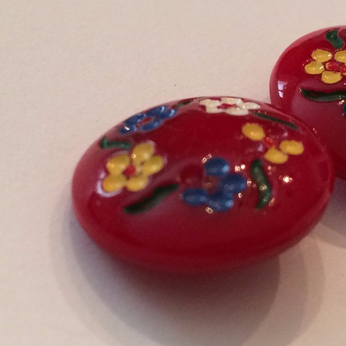 2 Vintage painted flower glass buttons red self shank 3/4" - Picture 8 of 8