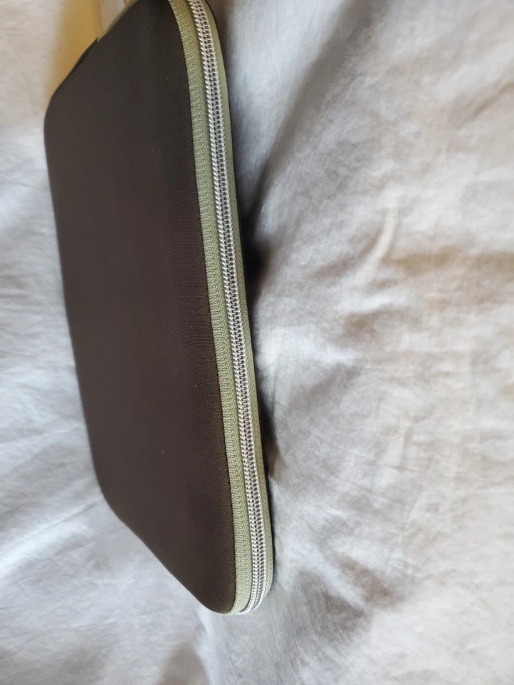 Funda Mensajera de Neopreno SUMDEX Neoart MARRÓN con Cremallera Se Adapta a Mesa de 10.2" y Almohadilla I. Foto 3 de 4