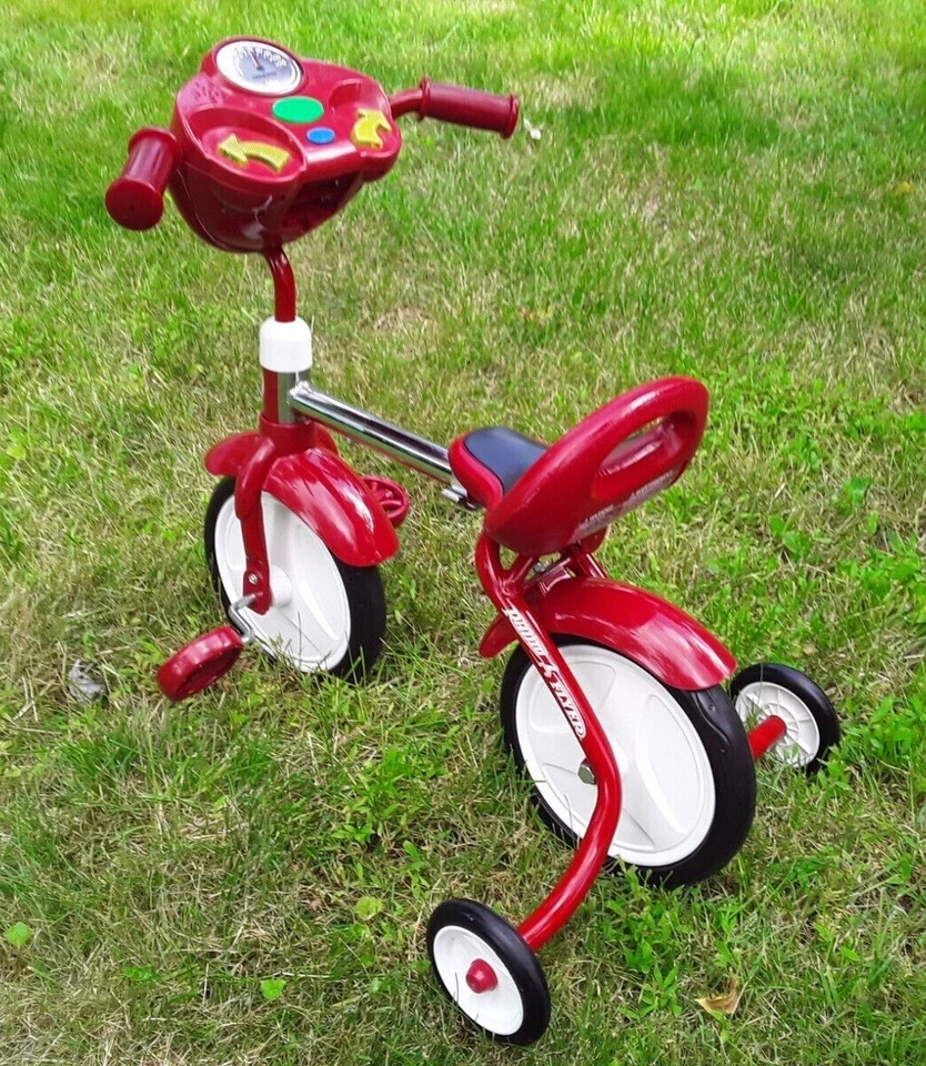 Radio Flyer bicicleta de 4 rodas, luzes e sons elétricos, descontinuado, Ex. Cond. - Imagem 3 de 4