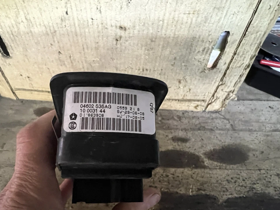 Interruptor de ventana principal del conductor Chrysler Town & Country 2008-2011/04602 535AH OEM Foto 3 de 4