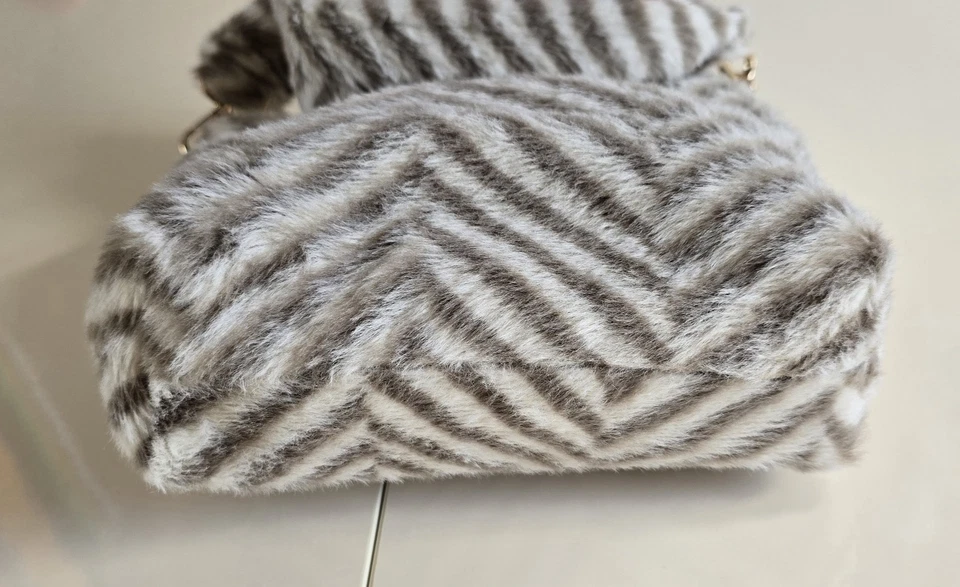 Faux Fur Zig Zag Herringbone 25cm X 25cm Shoulder Bag theonebuttonshop - Image 3 of 4