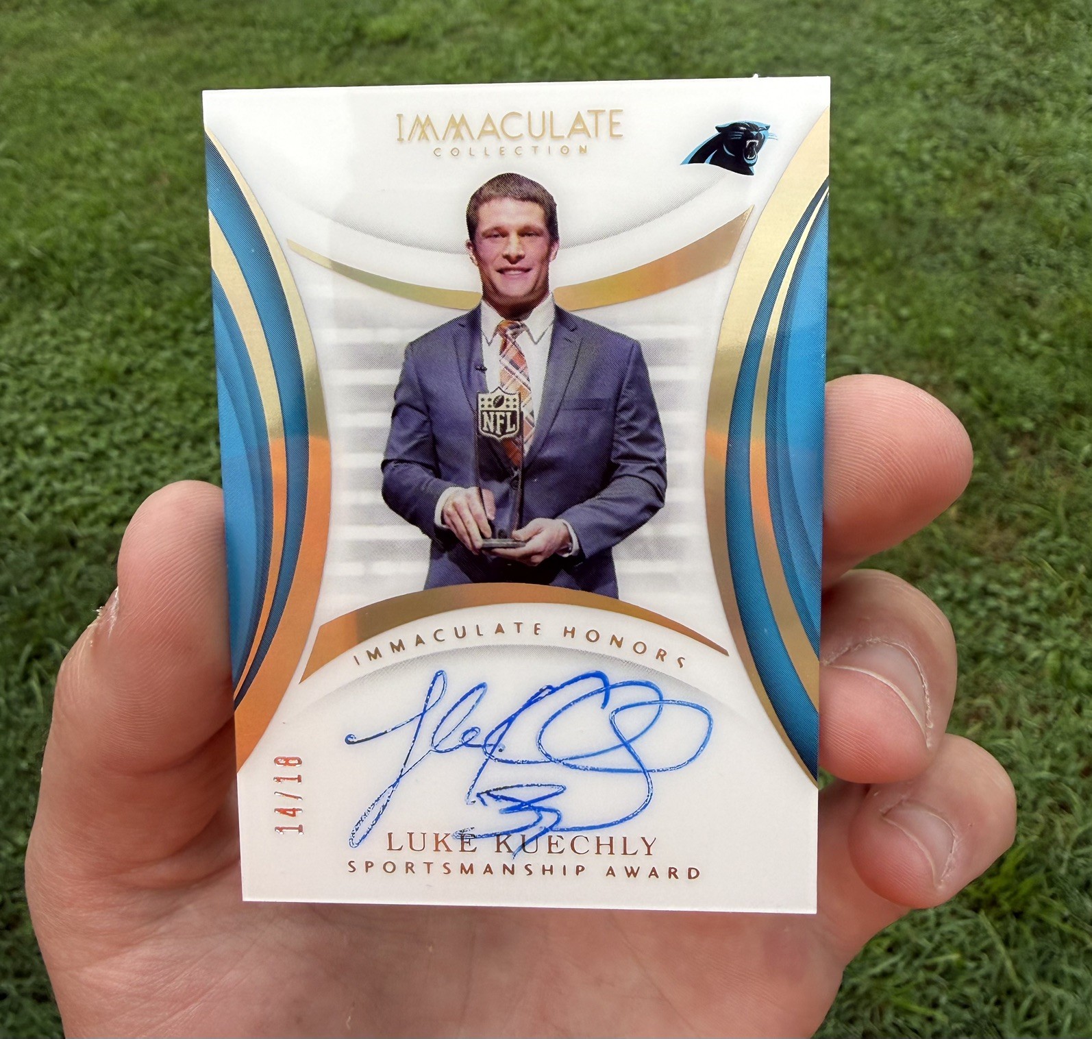 Luke Kuechly 2018 Panini Immaculate Immaculate Honors Auto /18 panthers view 1