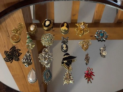 Vintage Lot Of 20 Various Gold Silver Black Tone Costume Brooch Jewelry Holiday